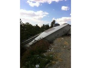 İki İtfaiye Erinin Öldüğü Yerde Bu Kez Tır Kaza Yaptı