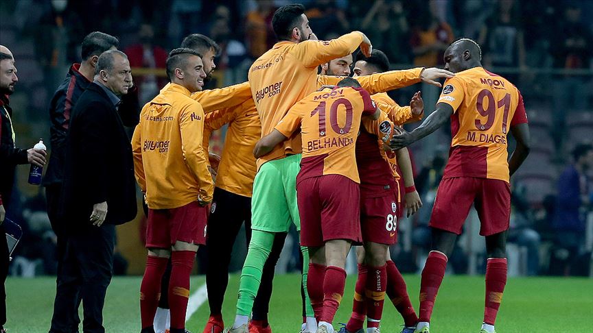 Galatasaray geri dönüşlerle şampiyonluk yarışında