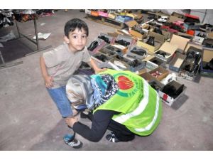 Yetimlere Kıyafet Yardımı Yaptı