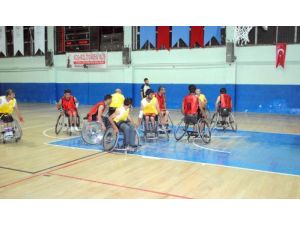 Hakkari'de Bedensel Engelililer Sandalyede Basketbol Maçı Yaptı
