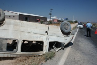 Minibüs takla attı sürücü yaralandı