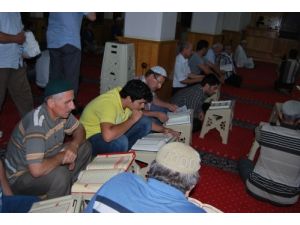 Camideki Kadir Gecesi Programı Sabah Kerahet Vakti Bitene Kadar Sürdü