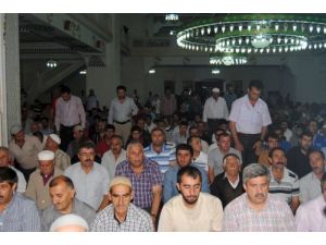 Yüksekovalılar Kadir Gecesi'nde Huzur Ve Bereket İçin El Kaldırdı