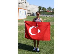 Triatlon Genç Bayanlarda İpek Öztosun, Gümüş Madalya Kazandı