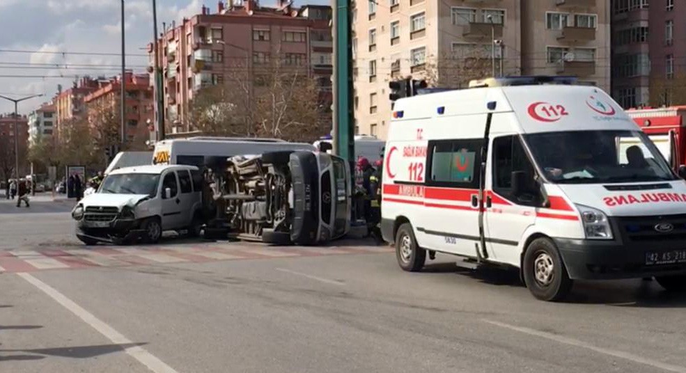 Ambulans ile hafif ticari araç çarpıştı: 5 yaralı