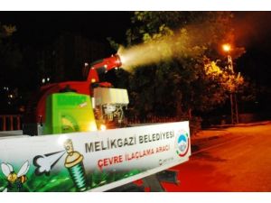 Belediye Haşeratlarla Gece Mücadele Ediyor