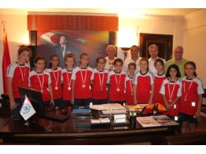 Şampiyonlar Mutluluklarını Başkan Posbıyık İle Paylaştı