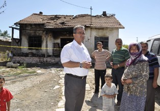 Evi yanan aileye Karatay'dan yardım
