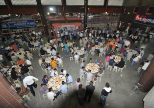 Otogardaki yolculara iftar