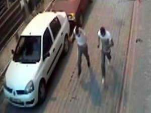 Otomobilden çanta ve para çaldı