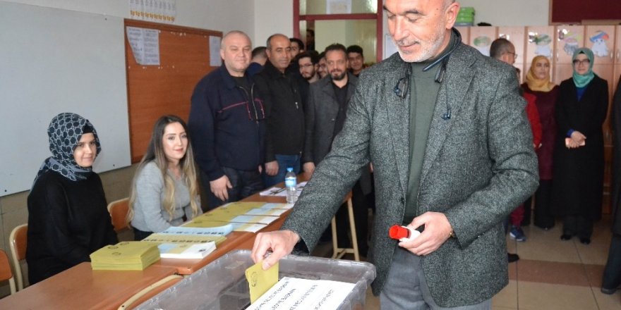 AK Parti Konya İl Başkanı Angı oyunu kullandı