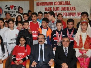 Sevgi Çocukları Eğleniyor