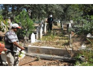 Mezarlıklarda Bayram Temizliği