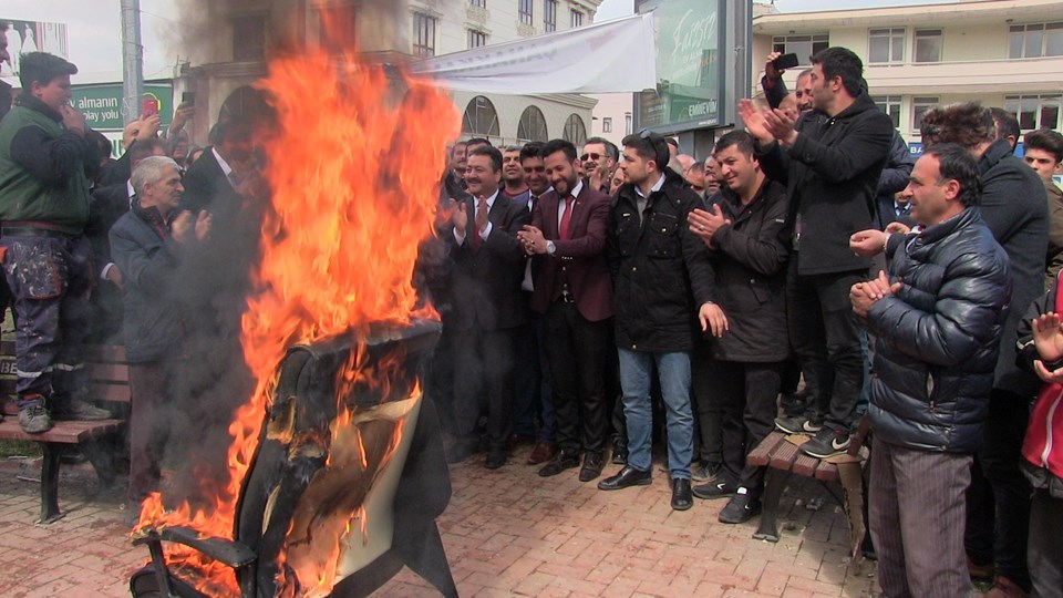 Seçimi kazanan başkan makam koltuğunu yaktı