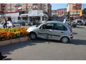 Güvenlik Kamerasına Yansıyan Kazada 2 Kişi Yaralandı