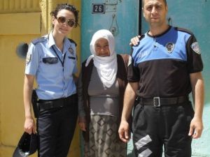 Polis Yaşlıları Evinde Ziyaret Ederek Bayramlaştı