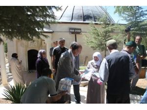 Elazığ Belediyesi Mezarları Ziyarete Gidenlere Kur’an-ı Kerim Dağıttı