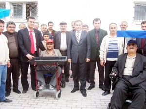 Engellilere akülü araç dağıtıldı