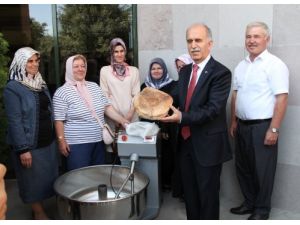 Vali Harput’tan Giderayak Köylü Kadınlara Hamur Yoğurma Makinesi