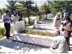 Ramazan Bayramı Arifesinde Vatandaşlar Şehitliğe Koştu