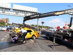 Taksi Metrobüs Bariyerlerine Çarptı: 1 Ölü