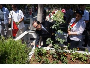 Vali Coş İlk Bayram Ziyaretini Şehitliğe Yaptı