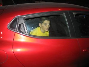 Araçta kilitli bırakılan engelli kadını polis çıkarttı