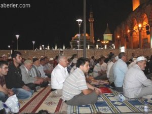Son teravih namazında camiler doldu