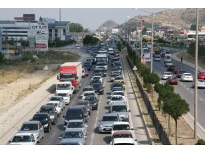 Afyon'da 5 Kilometrelik Araç Kuyruğu Oluştu
