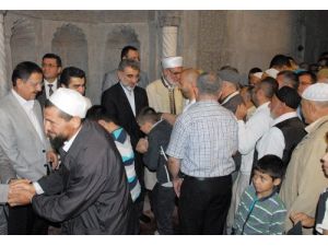 Kayseri’de Namaz Sonrası Bayramlaşmak İçin Uzun Kuyruk Oluştu