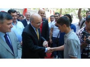 Bakan Şimşek'in Harçlık Dağıttığını Duyan Çocuklar Uzun Kuyruk Oluşturdu