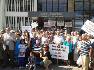 Arsa Mağdurlarından Bayramda Belediye Önünde İmar Duası