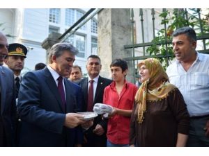Cumhurbaşkanı Gül, Vatandaşlarla Simit Yedi