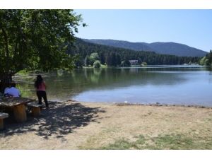 Bolu'dan Geçen Tatilciler Gölcük'ü Doldurdu