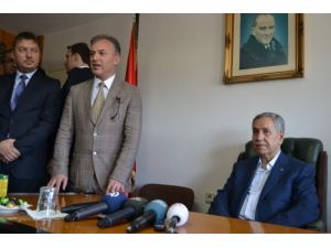 Arınç, Kendisinden Yardım İsteyen Sanatçıya Şarkı Söyletip Puan Verdi