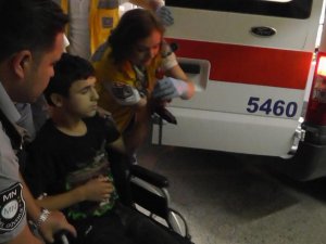 Eline saplanan korkuluk demiriyle hastaneye kaldırıldı