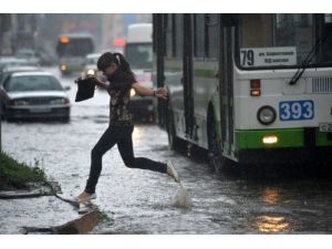 Rusya’yı Sel Vurdu, 2 Bin Kişi Tahliye Edildi