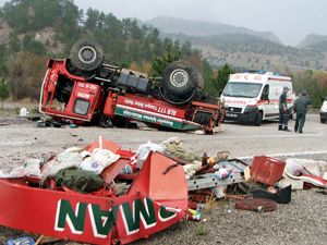 Yangın söndürme aracı devrildi: 4 yaralı