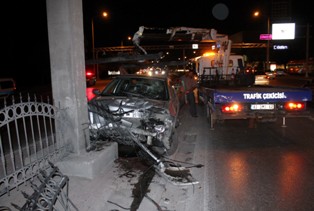 Yeni otomobiliyle yaya geçidine çarptı