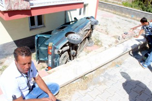 Otomobil apartmanın bahçesine düştü