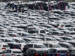 Binlerce Volkswagen otomobili dolu vurdu