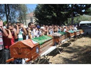 Kazada Hayatını Kaybeden Aynı Aileden 5 Kişi Yan Yana Defnedildi