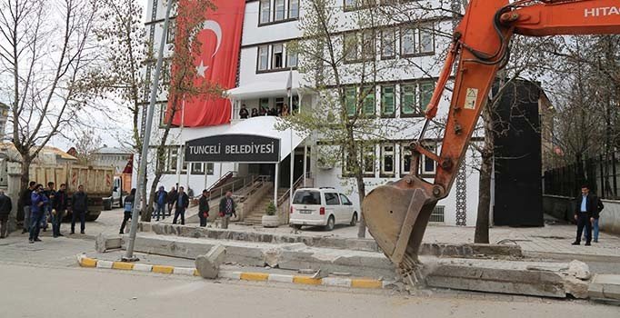 Komunist başkan duvarları yıktırdı