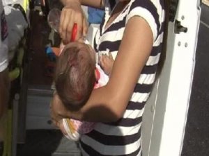 Araçtan fırlayan bebeğin inanılmaz kurtuluşu!