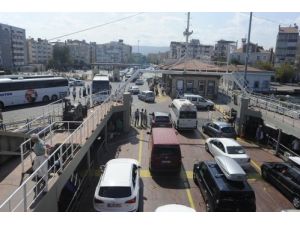 Çanakkale Feribot İskelelerinde Uzun Araç Kuyrukları Oluştu