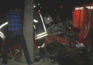 Ağaca saplanan otomobilde 2 kişi sıkıştı