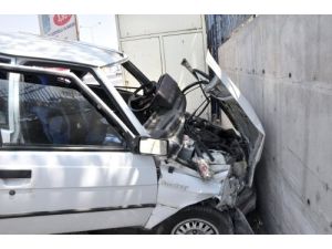 Sıkıştırılan Otomobil Duvara Çarptı: 1 Yaralı