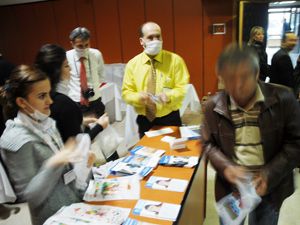 Berber ve kuaförlere maske dağıtıldı