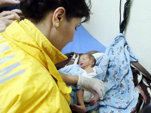 2 günlük bebeği cami avlusuna terk ettiler