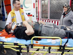 Kamyonet devrildi 1’i çocuk 3 kişi yaralandı